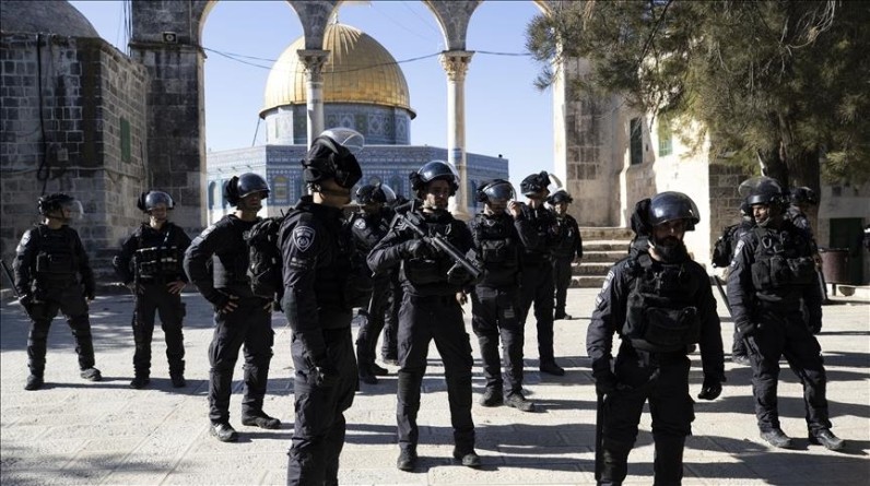مستوطنون يقتحمون المسجد الأقصى واحتجاز فلسطينيين عند البوابات